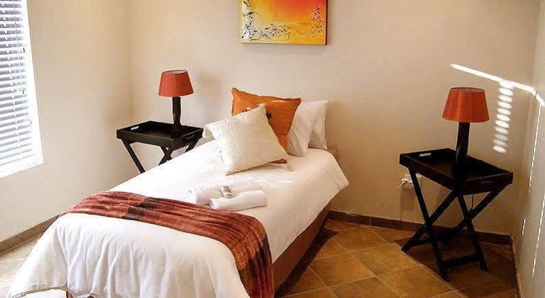 Airport Lodge Guest House Kempton Park Exterior foto